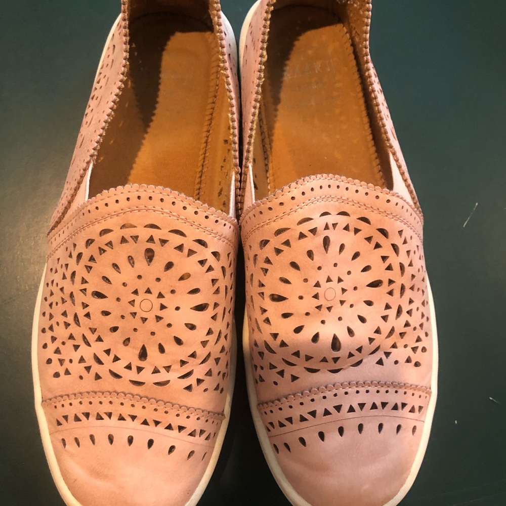 Kaari Blue shoes in the color blush Peggy.